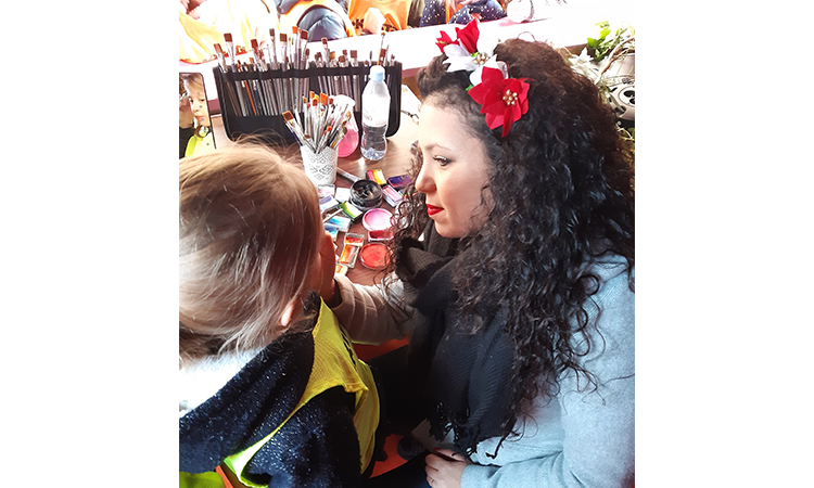 Maquillage sur le marché de noël